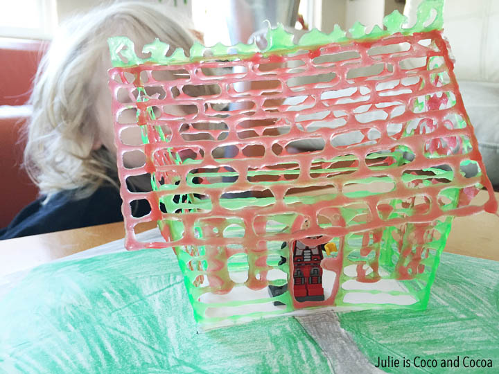 A 3D pen art Christmas House! Let the kids get in on the Christmas decorating by having them create their very own 3D Christmas house. 